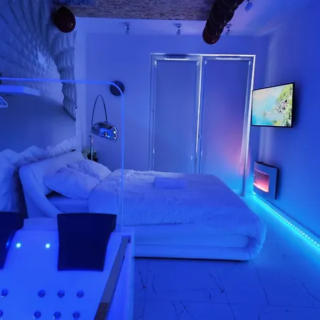 Warszawa Central House - Studios In Warsaw With Private Jacuzzi, Full Access To Sauna, Gym And Billards - Studia Z Prywatnym Jacuzzi Oraz Dostepem Do Sauny, Silowni I Bilarda Exterior foto