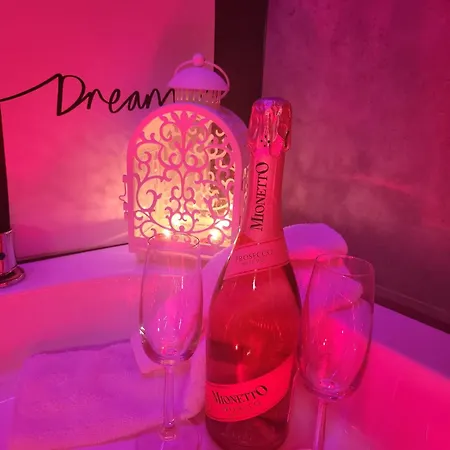 Warszawa Central House - Studios In Warsaw With Private Jacuzzi, Full Access To Sauna, Gym And Billards - Studia Z Prywatnym Jacuzzi Oraz Dostepem Do Sauny, Silowni I Bilarda Exterior foto
