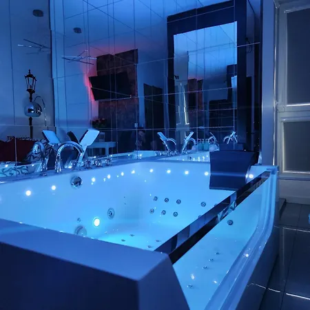 Warszawa Central House - Studios In Warsaw With Private Jacuzzi, Full Access To Sauna, Gym And Billards - Studia Z Prywatnym Jacuzzi Oraz Dostepem Do Sauny, Silowni I Bilarda Exterior foto