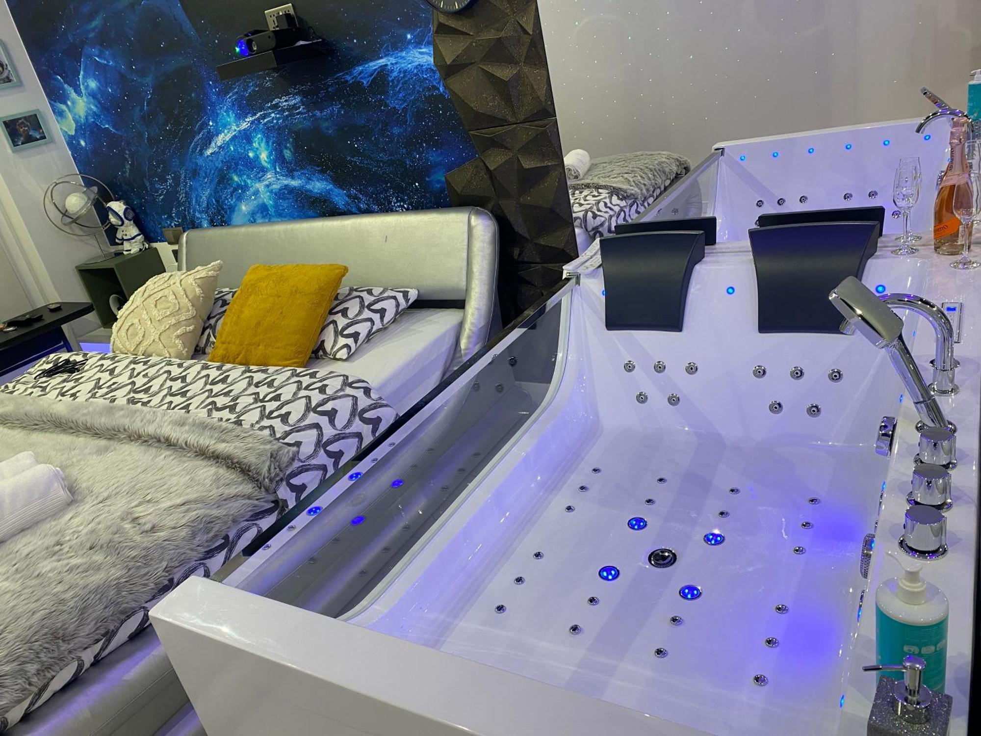 House - In With Private Jacuzzi, Full Access To Sauna, Gym And Billards - Studia Z Prywatnym Jacuzzi Oraz Dostepem Do Sauny, Silowni I Bilarda Apartamento Varsovia