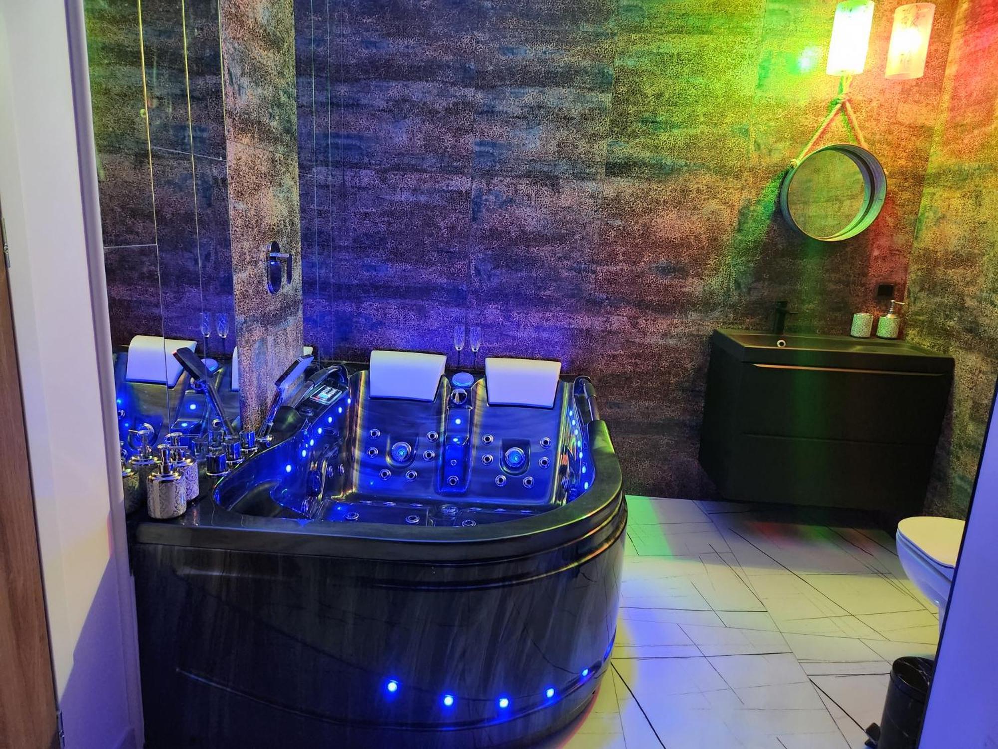 House - In With Private Jacuzzi, Full Access To Sauna, Gym And Billards - Studia Z Prywatnym Jacuzzi Oraz Dostepem Do Sauny, Silowni I Bilarda Apartament